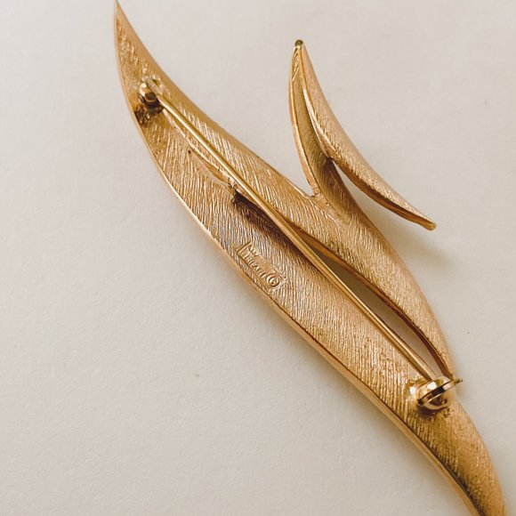 Crown Trifari Vintage Gold Tone Abstract Sleek Leaf Line Ribbon Textured Brooch - Picture 6 of 9